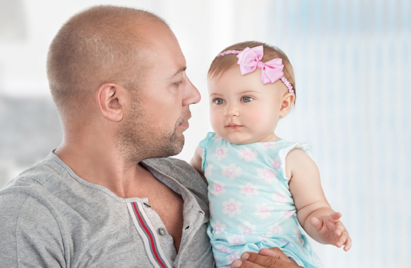 في حالة نادرة وتحذيرية.. رضيعة تطوّر صفات ذكورية بسبب تصرف غير مقصود من والدها