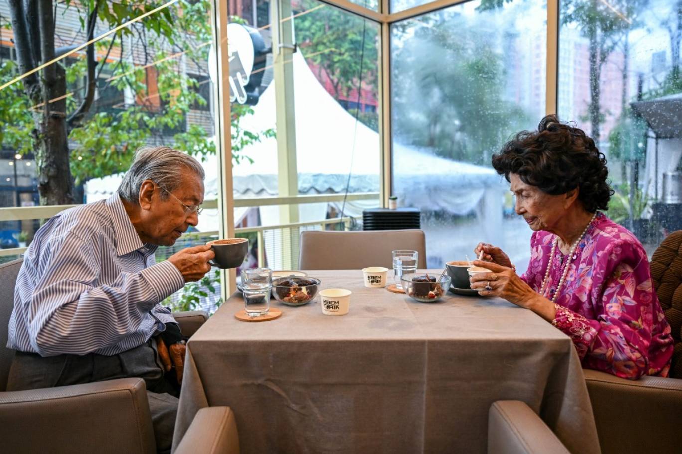 في عيده الـ100... مهاتير يقود دراجته وسيارته ثم يدخل المستشفى