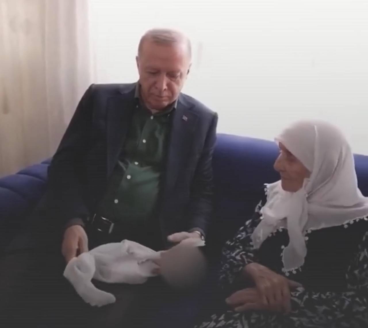 مسنة تتبرع بما ادخرته من نقود لأطفال فلسطين .. فيديو