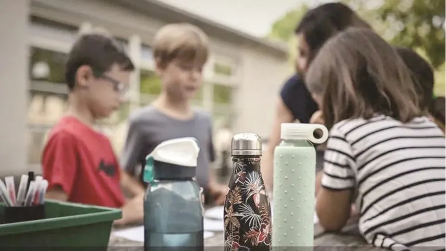 تضعف ذاكرة الأطفال.. تحذير من مادة تتسلل عبر الطعام والطلاء