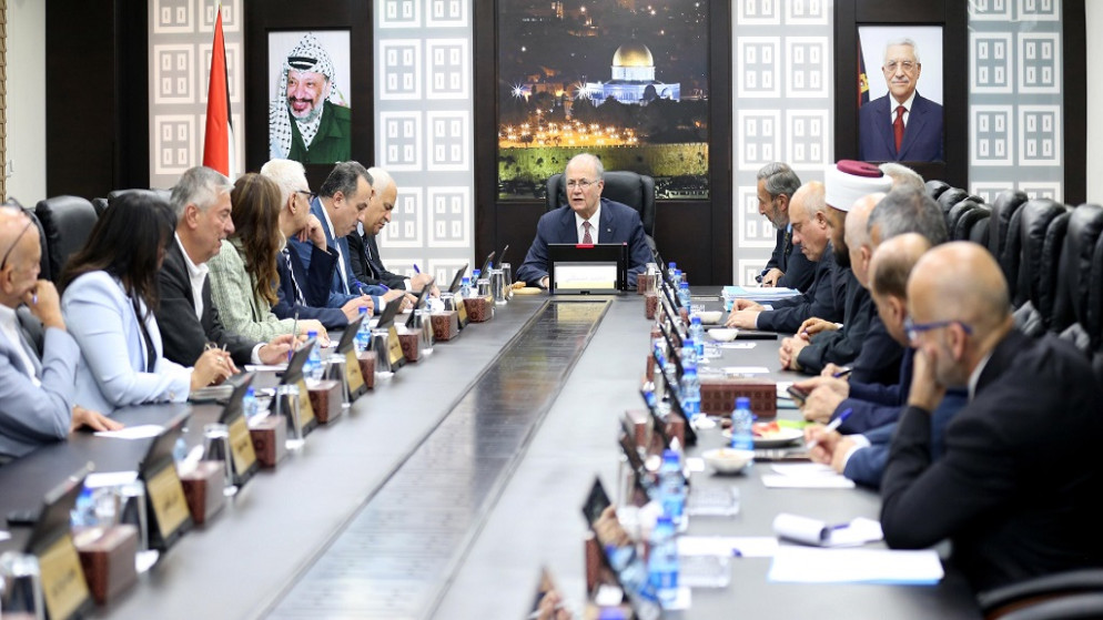 الحكومة الفلسطينية: قد نلجأ لإيقاف مؤقت لعمل بعض الدوائر الرسمية