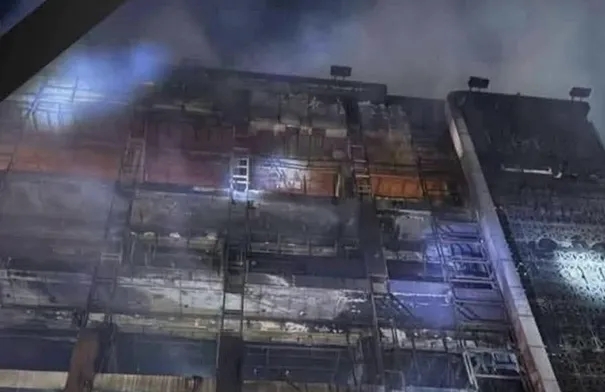 عشرات الوفيات والإصابات إثر حريق مركز تجاري بمدينة الكوت شرقي العراق