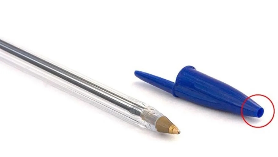 لماذا يوجد ثقب في أغطية أقلام الحبر؟ السبب سيصدمك