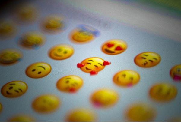 اليوم العالمي للإيموجي: صفات يتمتع بها مستخدمو الرموز التعبيرية