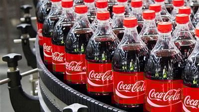 ترامب يعلن موافقة «كوكاكولا» على استخدام السكر الطبيعي في مشروبها