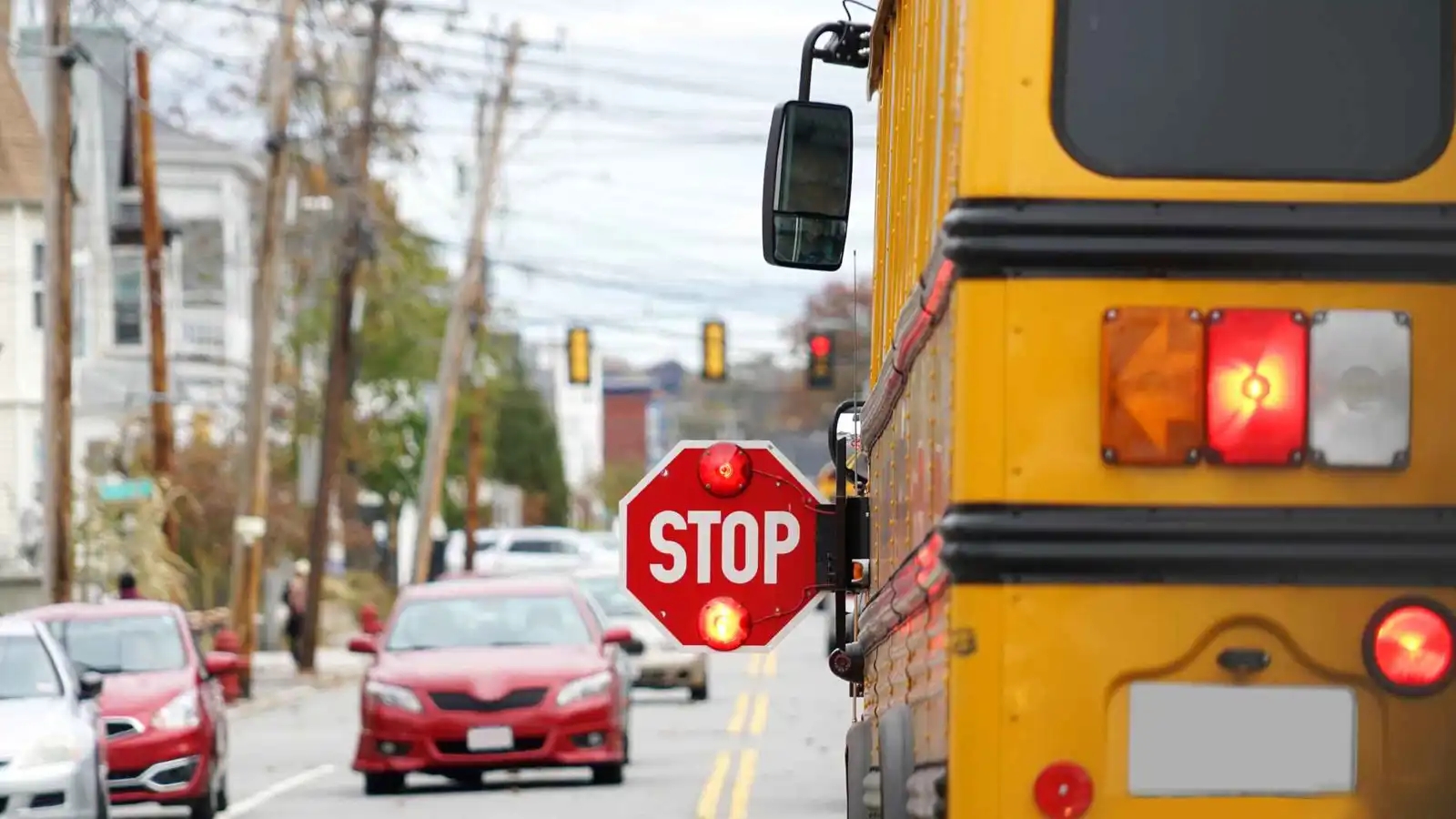 بريطانيا.. مصرع طالب وإصابة 21 آخرين بحادث حافلة مدرسية