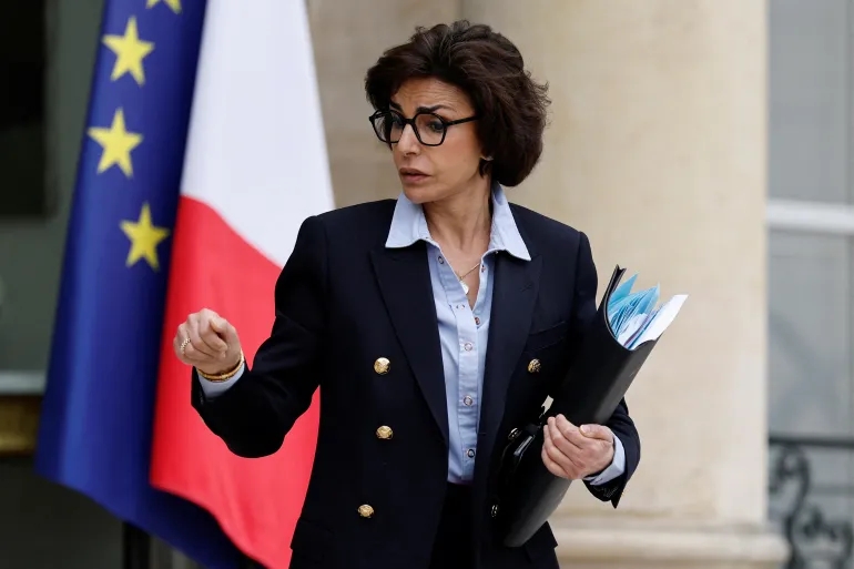 لستُ عاملة نظافة عندكِ.. مواجهة حادة بين وزيرة فرنسية