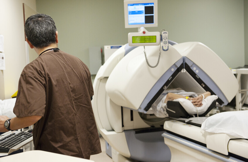 حادث نادر وصادم.. مغناطيس الرنين المغناطيسي يودي بحياة رجل