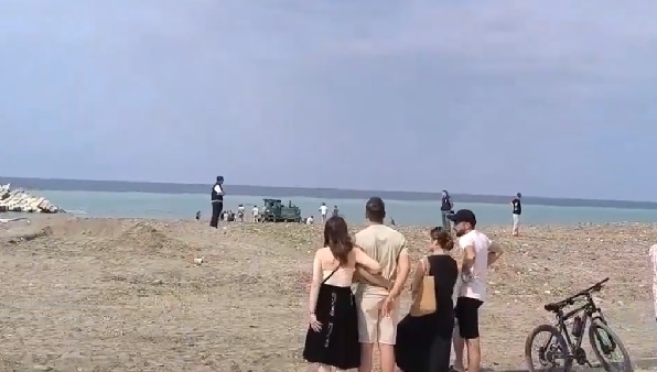 شاهد.. جرافة تقتل امرأة دهسا على شاطئ تركي