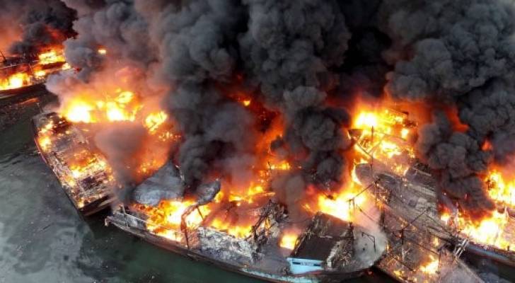 إندونيسيا.. حريق يلتهم عبارة ركاب ويجبر المئات على القفز في البحر