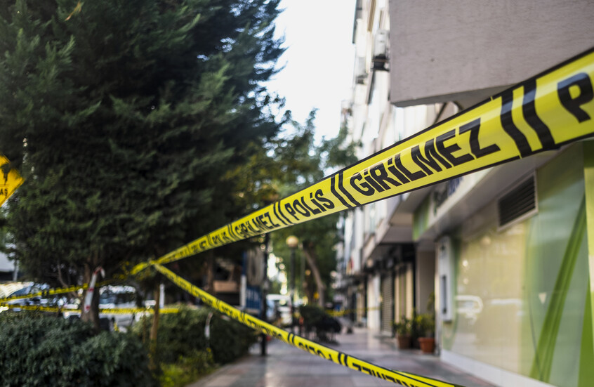 لقطات صادمة ومروعة لمقتل رجل ستيني طعنا أثناء صلاته داخل مسجد في تركيا (فيديو)