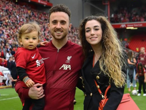 زوجة جوتا تكسر صمتها: فتاتك البيضاء معك إلى الأبد