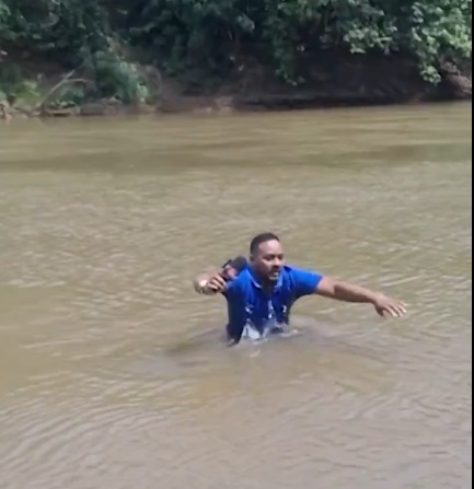 مراسل برازيلى يدعس على جثة طفلة بنهر ميريم أثناء تغطية حادث غرق.. فيديو