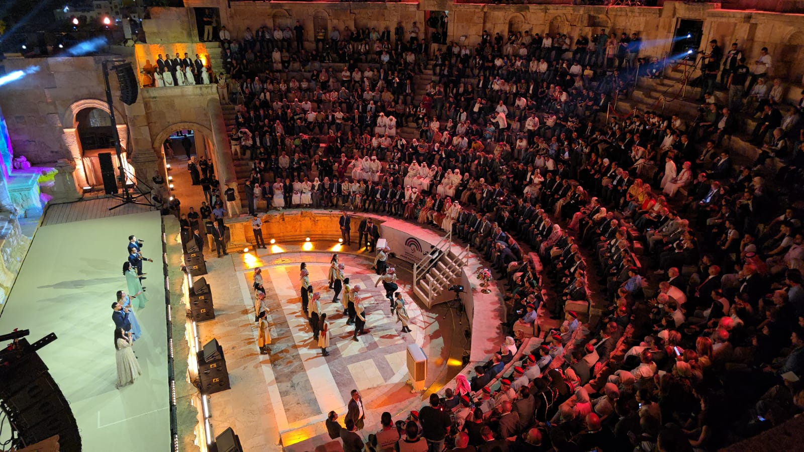 أيمن سماوي  يهندس مشهد الافتتاح في جرش بطريقة مبتكرة .. وسماء المدينة تتوهج بالدرون