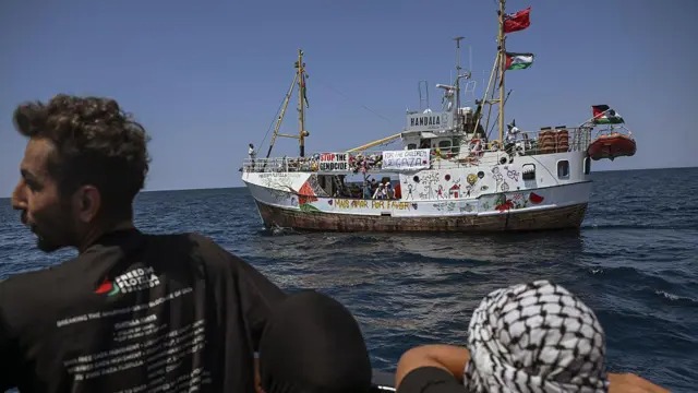 المتضامنون على متن حنظلة يهددون بالإضراب عن الطعام .. تفاصيل