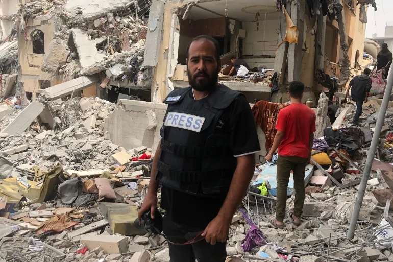 مصور صحفي في غزة يقايض كاميرته بكيس طحين