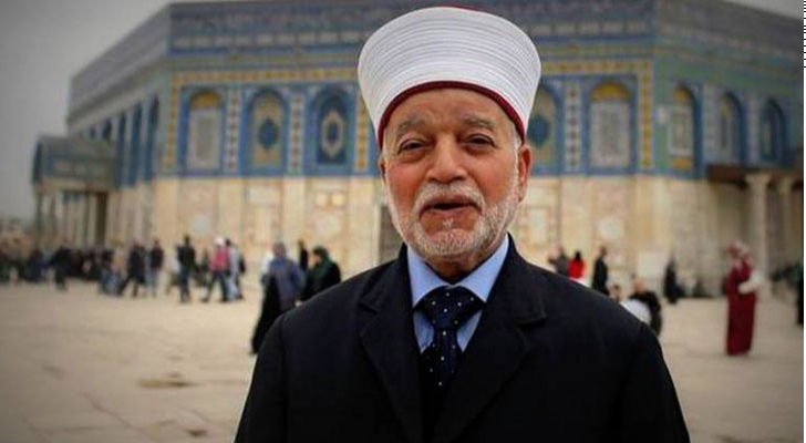 الاحتلال يصدر قراراً بإبعاد مفتي القدس عن الأقصى لمدة أسبوع وقابل للتجديد