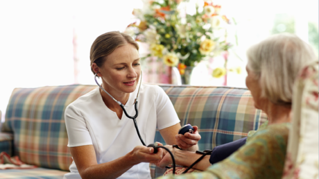 عصير صحي يثبت فعاليته في خفض ضغط الدم لدى كبار السن