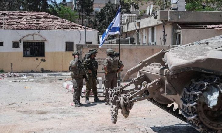 أسير إسرائيلي ساخرًا: جنودنا مكثوا أياما في نفس المنزل الذي احتجزتني فيه حماس.. دون أن يدركوا