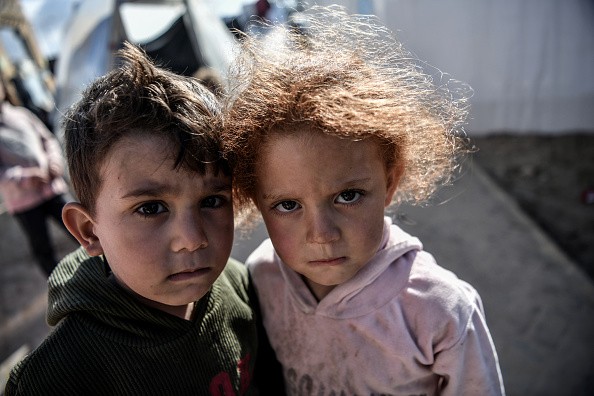 قبل يده ثم قتله .. أميركي يغدر بطفل في غزة (فيديو)