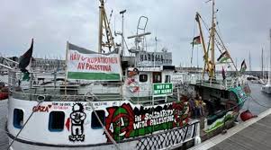 إسرائيل تعتزم ترحيل 7 من طاقم سفينة حنظلة