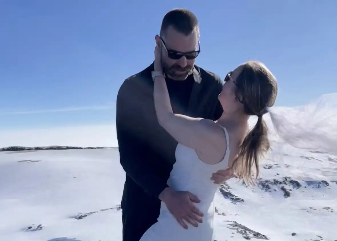 زوجان يُتوجان حبهما بخطوبة على إيفرست وزفاف في كليمنجارو صور