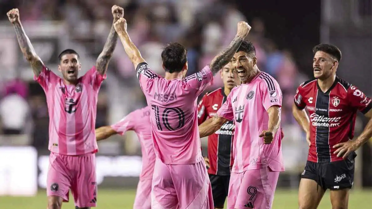 ردة فعل تاريخيه لفرحة ميسي بعد فوز إنتر ميامي على أطلس بكأس الدوريات فيديو