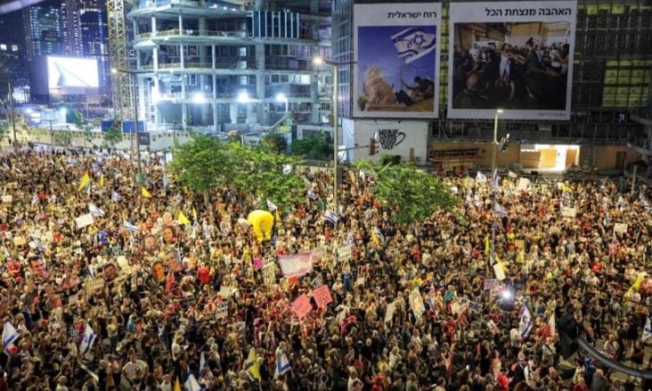 عشرات آلاف الإسرائيليين يتظاهرون في تل أبيب