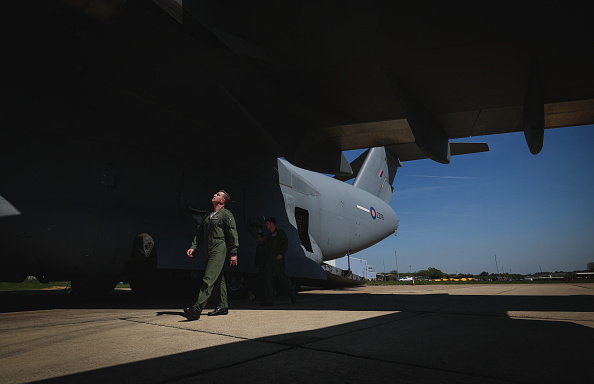 بريطانيا... اقتحام قاعدة جوية وإتلاف طائرتين احتجاجًا على حرب غزة