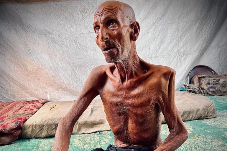 بالفيديو.. مؤذن فلسطيني يصارع الموت جوعا في غزة