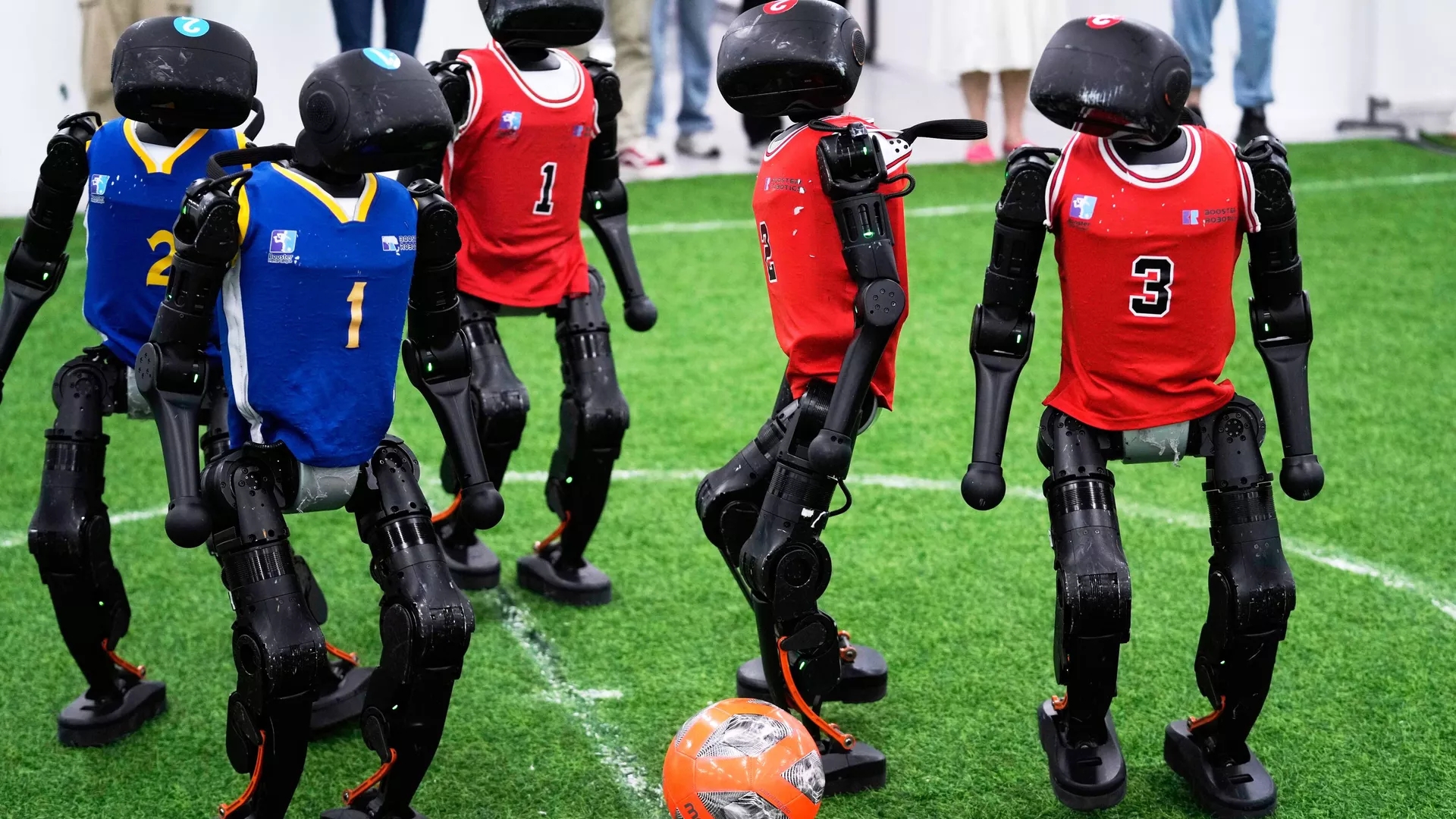 فريق كرة القدم الصيني يتدرب استعدادا لبطولة العالم الأولى للروبوتات البشرية