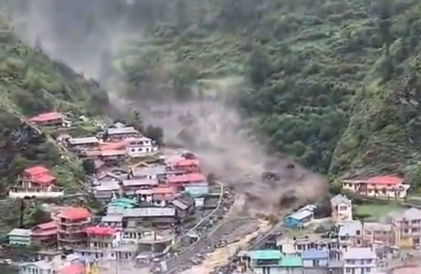 لحظات الرعب.. سيول مدمرة تجرف قرية هندية وتبتلع المباني (فيديو)