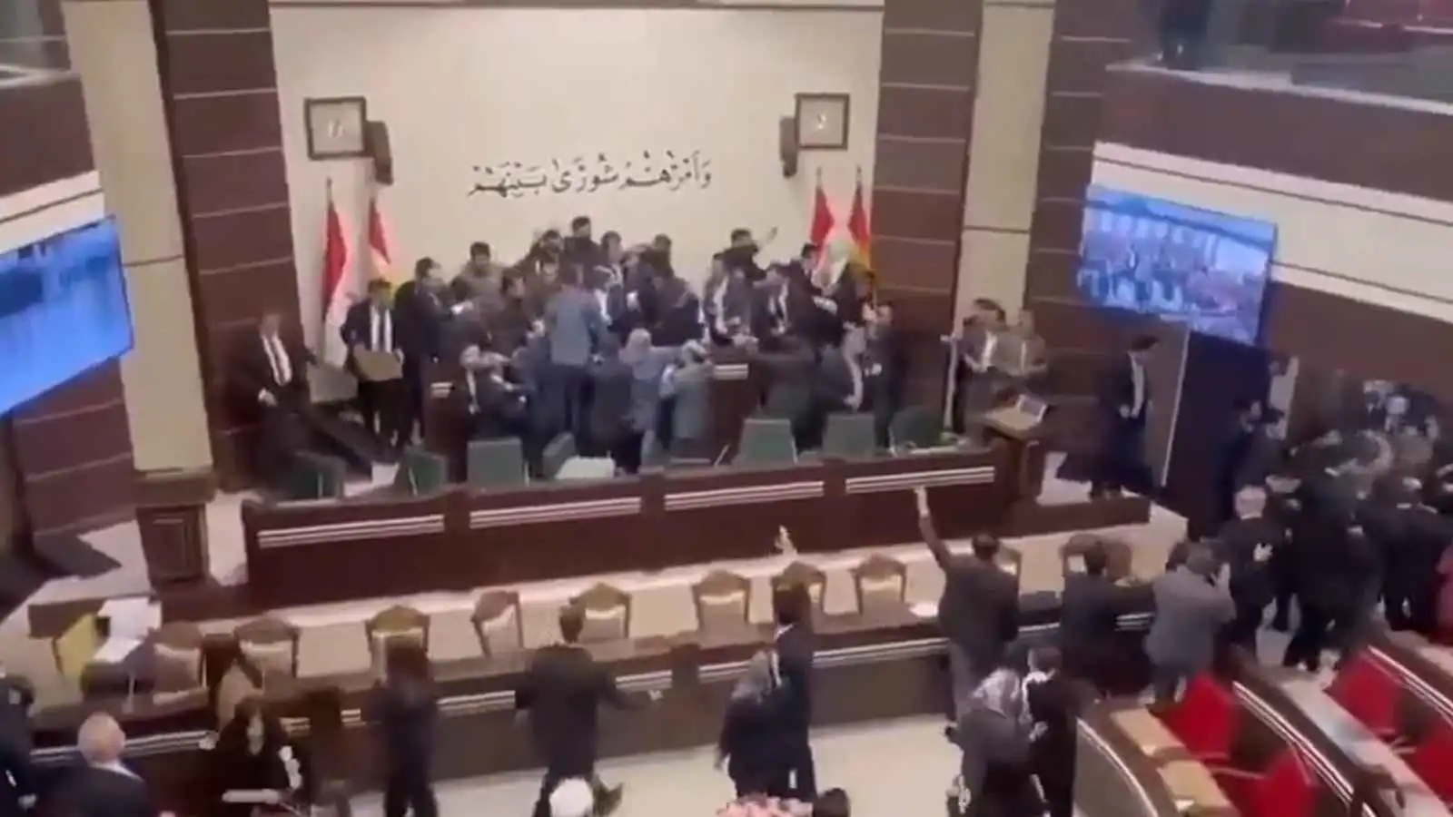 اشتباك بالأيدي والأحذية.. البرلمان العراقي يتحول إلى حلبة مصارعة