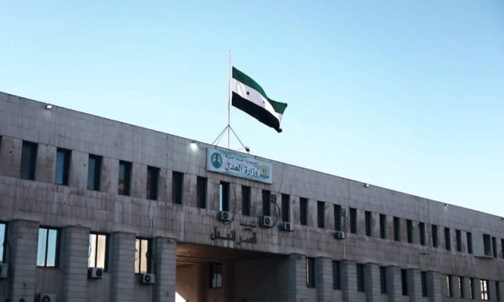 “العدل السورية” تنشر مشاهد لتحقيقات مع شخصيات بارزة بنظام الأسد (فيديو)