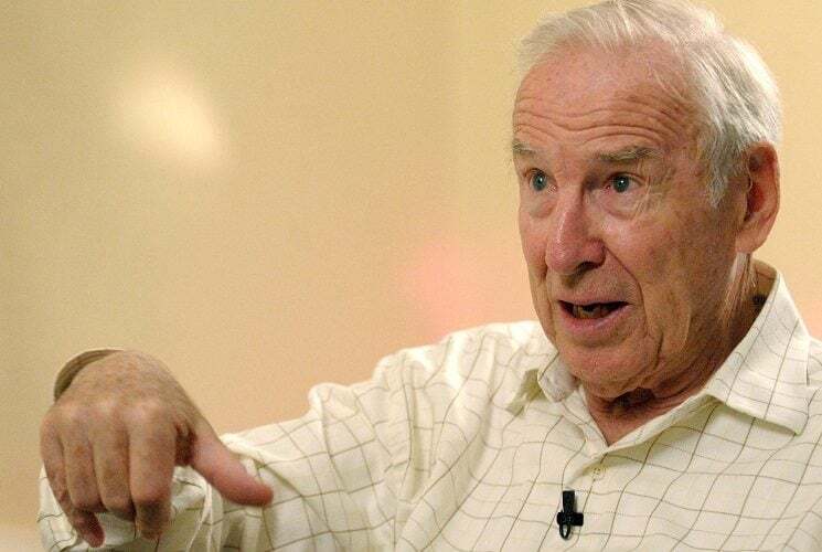 رائد الفضاء الأمريكي جيم لوفيل يودع الأرض إلى الأبد عن 97 عاماً..