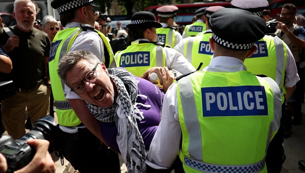 الشرطة البريطانية توقف 200 شخص لدعمهم منظمة فلسطين أكشن