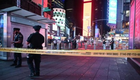 فتى يفتح النار ويصيب 3 أشخاص في ساحة تايمز سكوير وسط نيويورك
