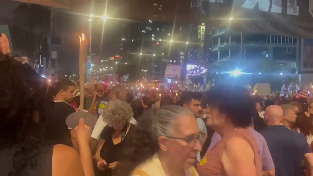 أكثر من 60 ألف متظاهر في تل أبيب يطالبون بوقف الحرب وإعادة الأسرى.. فيديو