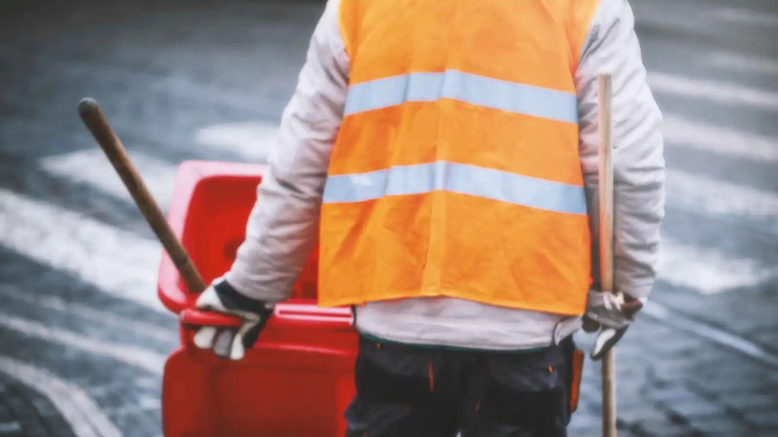 مصر.. مشهد مؤثر لوفاة عامل نظافة أثناء عمله (فيديو)