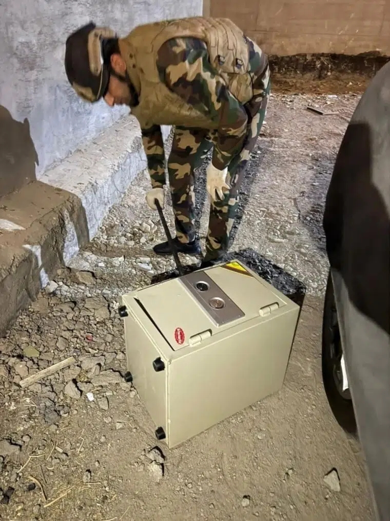 كنز مجهول.. العثور على خزنة تحوي ذهباً ودولارات ملقاة في شارع بالعراق