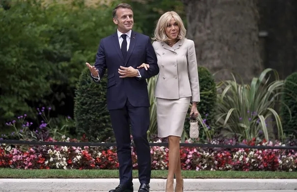 ماكرون وزوجته يجمعان معلومات عن الصحفية التي ادعت أن بريجيت مولودة ذكرا