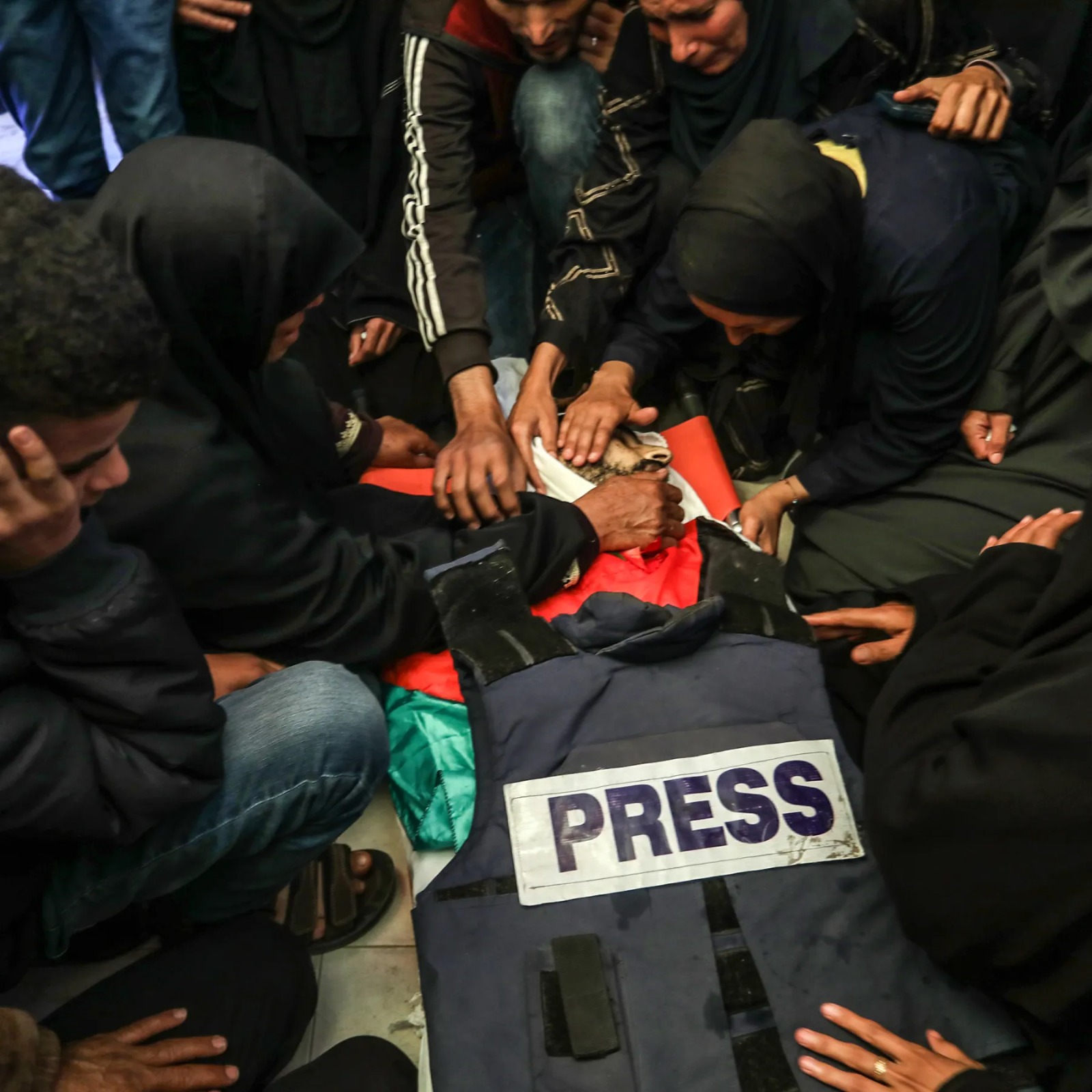 7 شهداء بينهم أربعة صحفيين في قصف للاحتلال أمام مستشفى الشفاء