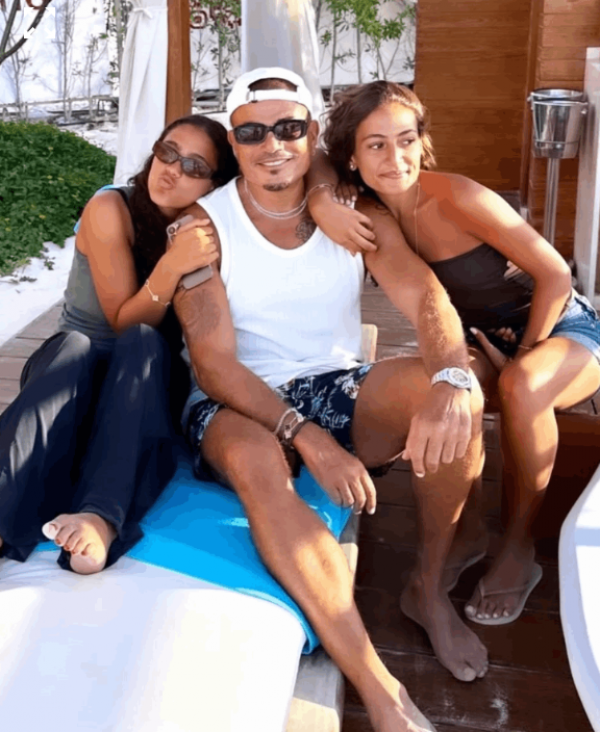 عمرو دياب يستمتع بعطلته الصيفية مع بناته