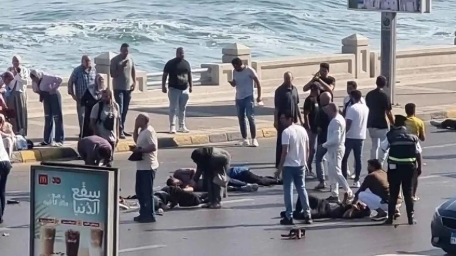 شاهد  سائق يدهس 9 أفراد من عائلة واحدة في مصر