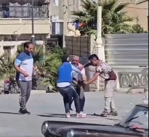 في وضح النهار .. فيديو صادم لاعتداء شابين على مسن وسرقته في الجزائر