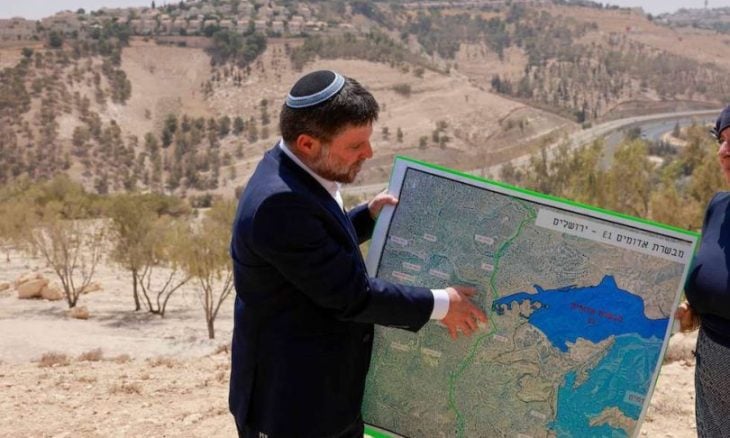 سموتريتش يعلن في مشهد استعراضي “القضاء على الدولة الفلسطينية”  (صور وفيديو)