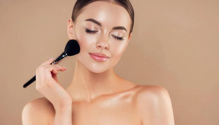 أسرار الموضع المثالي لأحمر الخدود وفق 6 أشكال للوجه