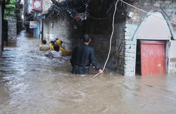 أكثر من 200 قتيل بفيضانات شمالي باكستان