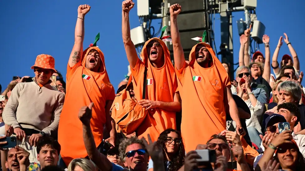 أولاد الجزر وسينر.. كيف تحولت لقطة عابرة إلى ظاهرة تشجيع عالمية؟