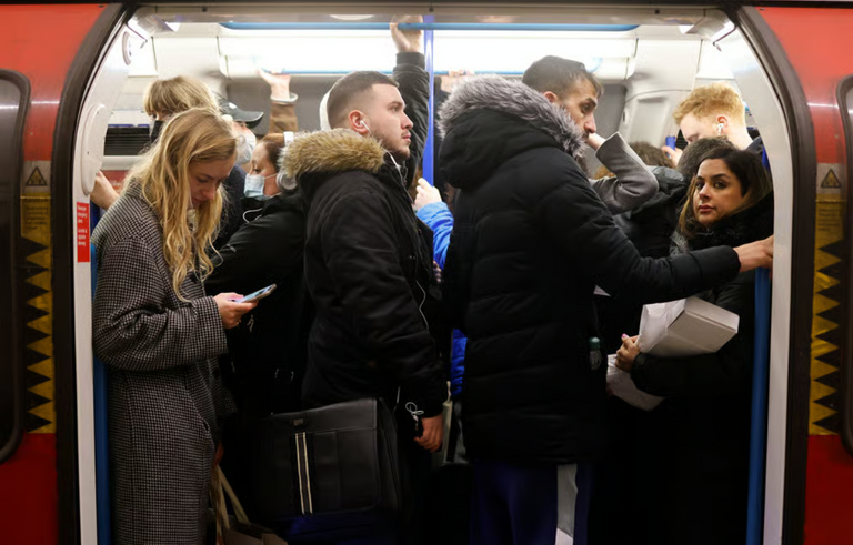 لندن تشهد سرقة هاتف كل 6 دقائق.. وباء جديد يتفشى في بريطانيا